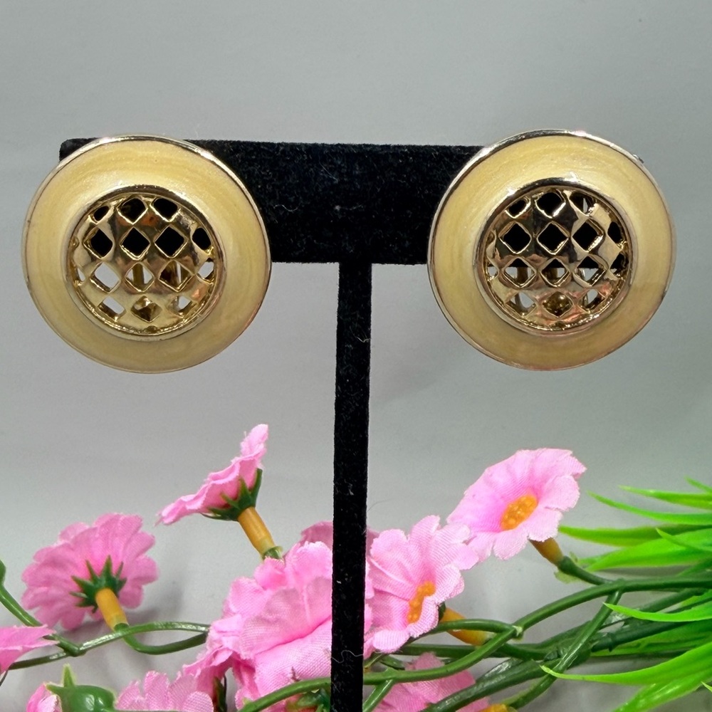Weekenders Signed Gold and Cream Enamel Ornate Circle Clip On Earrings